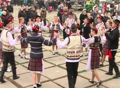 Festival cu pofta mare in nordul tarii: Vizitatorii au poftit sa guste zeci de feluri de bucate din cartofi