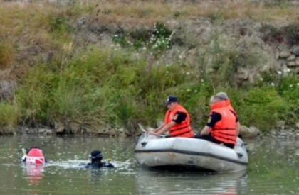 O fetita de 5 ani s-a inecat intr-un lac din Falesti dupa ce a alunecat de pe un mal din beton si a cazut in apa O fetita de 5 ani s-a inecat intr-un lac din Falesti dupa ce a alunecat de pe un mal din beton si a cazut in apa