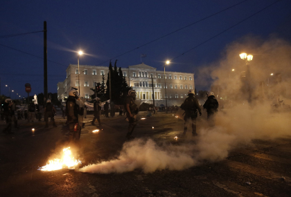 Haos si disperare in Atena. Imaginile unei nopti in care nervii grecilor au cedat dupa saptamani de tensiuni. GALERIE FOTO Haos si disperare in Atena. Imaginile unei nopti in care nervii grecilor au cedat dupa saptamani de tensiuni. GALERIE FOTO