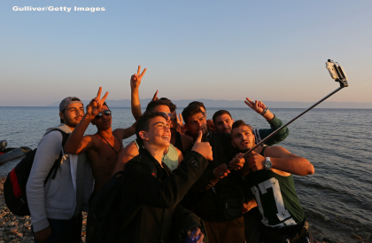 Refugiat, dar cu gadget. Sirienii care au ajuns pe insula Lesbos au celebrat "victoria" printr-un mare .. selfie Refugiat, dar cu gadget. Sirienii care au ajuns pe insula Lesbos au celebrat "victoria" printr-un mare .. selfie