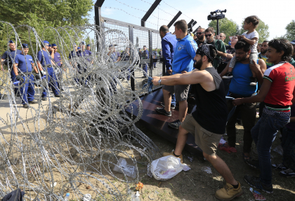 Lupta pentru supravietuire a imigrantilor, in IMAGINI: Europa, intre reticenta si compasiune Lupta pentru supravietuire a imigrantilor, in IMAGINI: Europa, intre reticenta si compasiune