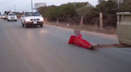 Noua metoda prin care ISIS executa prizonieri. Un barbat este tarat de un vehicul, pe o strada aglomerata. VIDEO