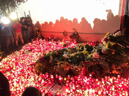 Incendiu la Colectiv. Bilant de 30 de morti dupa ce o a treia femeie a murit in aceasta seara Incendiu la Colectiv. Bilant de 30 de morti dupa ce o a treia femeie a murit in aceasta seara