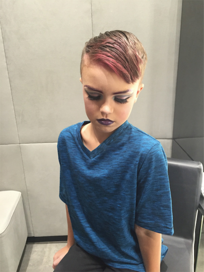 La 8 ani, isi doreste sa devina make-up artist. Transformarea prin care a trecut un baietel dupa ce a invatat sa se machieze