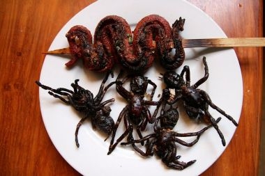 10 mancaruri ciudate, dar gustoase, pe care trebuie sa le incerci inainte sa mori