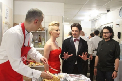 Botezul fetitei lui Mihai Petre, pe mana concurentilor “MasterChef” Botezul fetitei lui Mihai Petre, pe mana concurentilor “MasterChef”