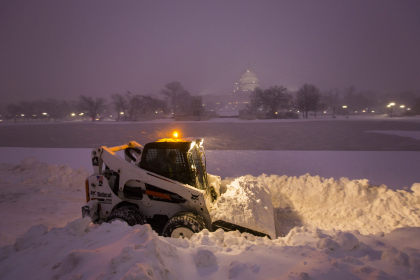 "Snowzilla" a paralizat coasta de est a SUA. Stare de urgenta in 10 state, cel putin zece morti si mii de zboruri anulate "Snowzilla" a paralizat coasta de est a SUA. Stare de urgenta in 10 state, cel putin zece morti si mii de zboruri anulate