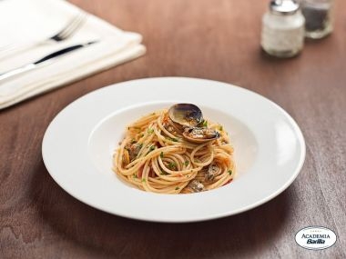 Reteta zilei: Chef Marcello Zaccaria te invata cum sa faci spaghete cu scoici Reteta zilei: Chef Marcello Zaccaria te invata cum sa faci spaghete cu scoici