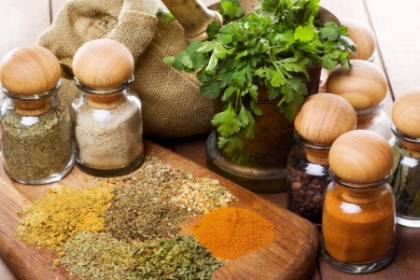 Ingrediente aromate. 3 amestecuri de condimente si ierburi pe care le poti face singur Ingrediente aromate. 3 amestecuri de condimente si ierburi pe care le poti face singur
