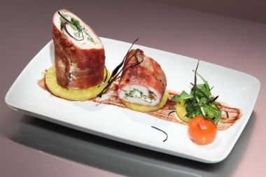 Reteta Sidia Sissoko: Rulada de iepure umpluta cu banza de capra, rucola si struguri cu reductie de otet balsamic si vin rosu Reteta Sidia Sissoko: Rulada de iepure umpluta cu banza de capra, rucola si struguri cu reductie de otet balsamic si vin rosu
