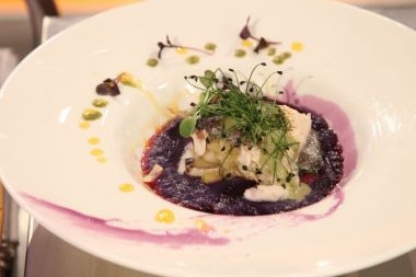 Reteta Bogdan Alexandrescu: Sea bass en papillotte pe pat de piure de varza rosie si telina cu pesto de vanilie