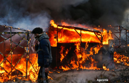 Ciocniri violente in "Jungla" din Calais. Imigrantii au aruncat cu pietre in politie si au dat foc la adaposturi Ciocniri violente in "Jungla" din Calais. Imigrantii au aruncat cu pietre in politie si au dat foc la adaposturi