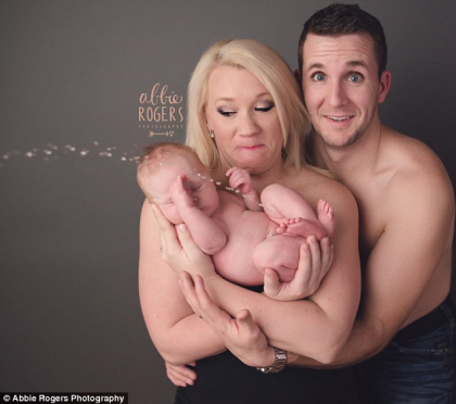 Portretul de familie devenit viral pe internet. Ce face bebelusul in urmatorul cadru. FOTO Portretul de familie devenit viral pe internet. Ce face bebelusul in urmatorul cadru. FOTO