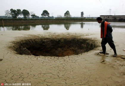 Un crater urias aparut peste noapte a "inghitit" un lac cu 25 de tone de peste. Valoarea pagubei si explicatia fenomenului - FOTO Un crater urias aparut peste noapte a "inghitit" un lac cu 25 de tone de peste. Valoarea pagubei si explicatia fenomenului - FOTO