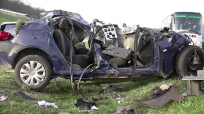 Un sofer de 18 ani a murit, dupa ce masina lui a intrat pe contrasens si a fost lovita de doua TIR-uri. Ce povestesc martorii