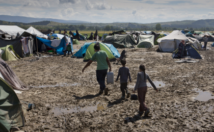 Grecia a inceput EVACUAREA refugatilor din tabara de la Idomeni. Conditiile mizere in care ajunsesera sa stea migrantii Grecia a inceput EVACUAREA refugatilor din tabara de la Idomeni. Conditiile mizere in care ajunsesera sa stea migrantii