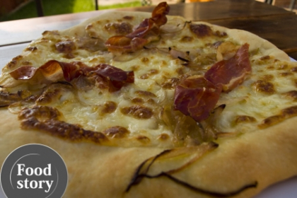 Pizza cu prosciutto si ceapa