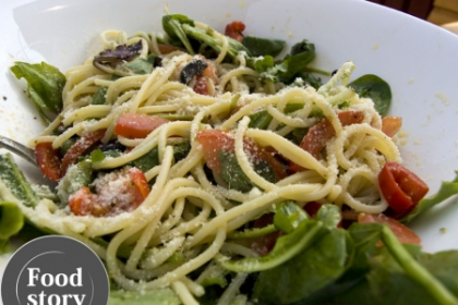 Spaghete cu rosii, rucola si masline de la Jamie Oliver Spaghete cu rosii, rucola si masline de la Jamie Oliver