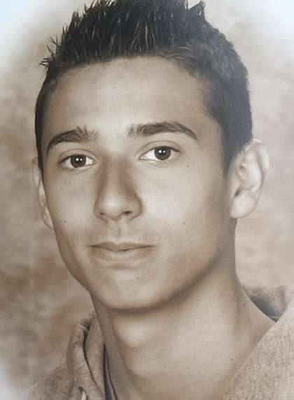 Eroul de la Munchen. Un tanar de 19 ani s-a aruncat in fata gloantelor trase de atacator pentru a-si salva sora geamana Eroul de la Munchen. Un tanar de 19 ani s-a aruncat in fata gloantelor trase de atacator pentru a-si salva sora geamana