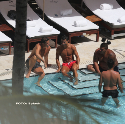 Cristiano Ronaldo se reface la o piscina din Florida, unde si-a aratat corpul perfect. Cine este femeia care statea cu el Cristiano Ronaldo se reface la o piscina din Florida, unde si-a aratat corpul perfect. Cine este femeia care statea cu el