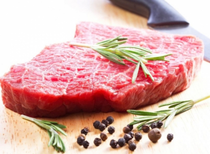 Dieta paleolitica dusa la extrem. Cum arata barbatul care mananca doar carne cruda si bea sange Dieta paleolitica dusa la extrem. Cum arata barbatul care mananca doar carne cruda si bea sange