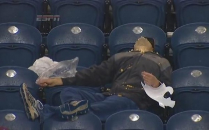 Cel mai trist suporter de pe stadion. Ce a facut acest fan dupa ce echipa sa a pierdut meciul Cel mai trist suporter de pe stadion. Ce a facut acest fan dupa ce echipa sa a pierdut meciul