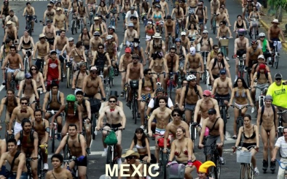 Sute de biciclisti dezbracati au pedalat in Mexic si Marea Britanie. De ce au vrut sa atraga atentia Sute de biciclisti dezbracati au pedalat in Mexic si Marea Britanie. De ce au vrut sa atraga atentia