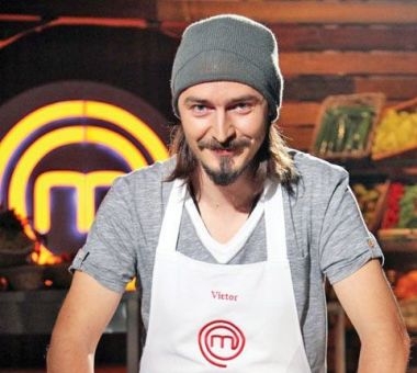 Victor Nemes, vegetarianul de la MasterChef, iti recomanda hamburgerul vegan. Incearca si tu reteta Victor Nemes, vegetarianul de la MasterChef, iti recomanda hamburgerul vegan. Incearca si tu reteta