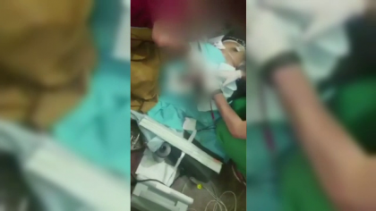 Copii raniti de bombe operati direct pe podea in spitalele din Alep. Semnalul de alarma tras de comunitatea internationala. Copii raniti de bombe operati direct pe podea in spitalele din Alep. Semnalul de alarma tras de comunitatea internationala.