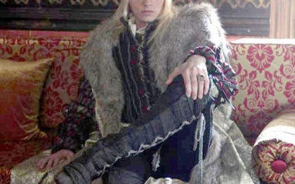Andrej Pejic, controversatul model sarb, in rolul domnitorului roman Radu cel Frumos. FOTO Andrej Pejic, controversatul model sarb, in rolul domnitorului roman Radu cel Frumos. FOTO