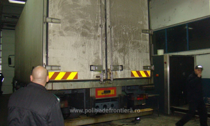 48 de irakieni ascunsi intr-un camion ce transporta ciocolata, descoperiti la vama Giurgiu. Unde intentionau sa ajunga
