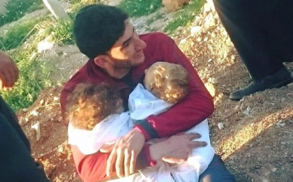 "Toata familia a murit". Un barbat isi strange in brate gemenii ucisi in atacul chimic din Siria. 19 din rudele sale, omorate - FOTO