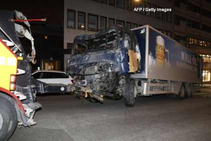"Atac terorist" in Stockholm: doua persoane au fost arestate. Momentul in care oamenii se feresc din calea camionului - VIDEO "Atac terorist" in Stockholm: doua persoane au fost arestate. Momentul in care oamenii se feresc din calea camionului - VIDEO