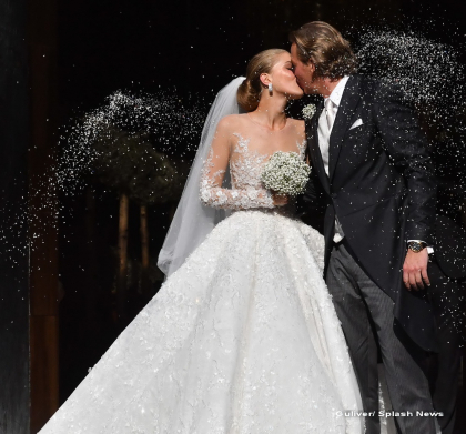 Mostenitoarea averii Swarovski s-a casatorit intr-o rochie cu 500.000 de cristale. Pretul astronomic la care s-a ridicat GALERIE FOTO Mostenitoarea averii Swarovski s-a casatorit intr-o rochie cu 500.000 de cristale. Pretul astronomic la care s-a ridicat GALERIE FOTO
