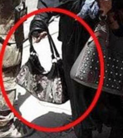 Femeie kamikaze fotografiata cu bebelusul in brate chiar inainte de a detona bomba care i-a ucis pe amandoi, la Mosul - FOTO