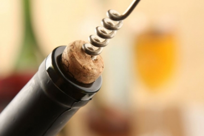 3 metode ingenioase sa deschizi sticla de vin fara tirbuson