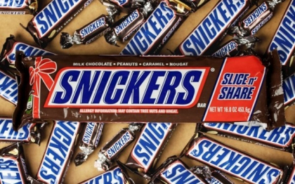 Cum arata cel mai mare baton Snickers din lume, o "bomba calorica" de jumatate de kilogram