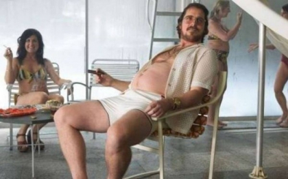 "Am ajuns la 103 kilograme". Christian Bale, greu de recunoscut in rolul din "American Hustle"