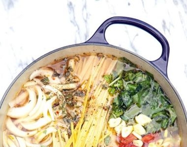 Cea mai simpla reteta de paste cu rosii si busuioc: trebuie doar sa pui toate ingredientele intr-o oala Cea mai simpla reteta de paste cu rosii si busuioc: trebuie doar sa pui toate ingredientele intr-o oala