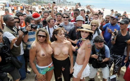 Protest impotriva legii care interzice topless-ul pe plaja in Brazilia. "Sanii nu sunt un pericol"