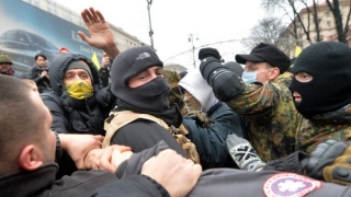 Furie si disperare in Kiev. Fortele de ordine trag cu gaze lacrimogene in manifestanti Furie si disperare in Kiev. Fortele de ordine trag cu gaze lacrimogene in manifestanti