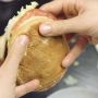 Cum sa mananci un hamburger fara sa te murdaresti