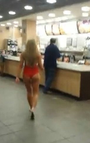 Aparitie ciudata intr-un McDonald\'s din Marea Britanie. Provocarea pe care o tanara nu a putut sa o refuze