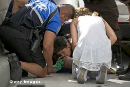 Un fotograf a surprins momentele dramatice in care viata unui bebelus este salvata de trecatori, la marginea unei autostrazi Un fotograf a surprins momentele dramatice in care viata unui bebelus este salvata de trecatori, la marginea unei autostrazi