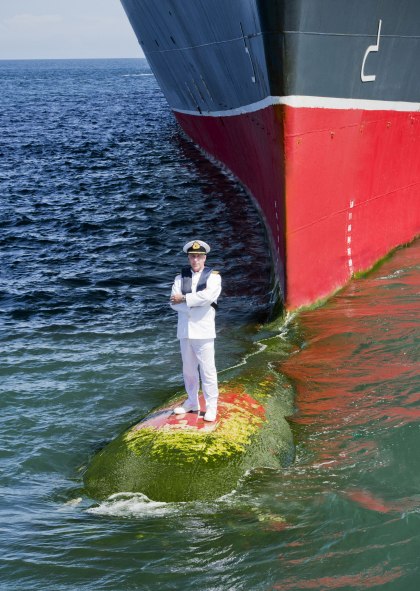 Imagini inedite cu comandantul celui mai mare vas de croaziera din lume. Unde a pozat capitanul vasului Queen Mary 2 Imagini inedite cu comandantul celui mai mare vas de croaziera din lume. Unde a pozat capitanul vasului Queen Mary 2