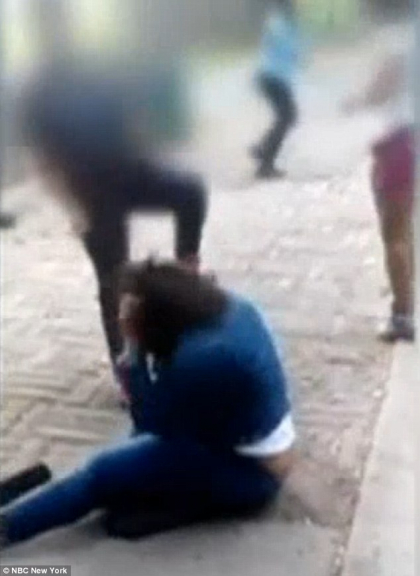 FOTO. A fost batuta in parc, in plina zi, si nimeni nu a intervenit. Imaginile care au revoltat autoritatile din New York FOTO. A fost batuta in parc, in plina zi, si nimeni nu a intervenit. Imaginile care au revoltat autoritatile din New York