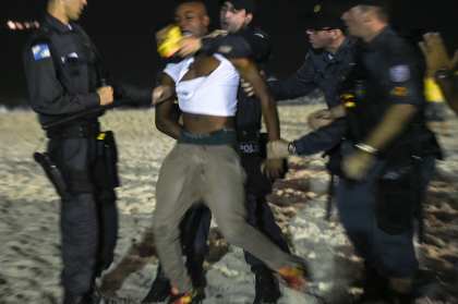 Steaguri arse si lupte de strada. Violente in Brazilia, dupa cosmarul din semifinalele Cupei Mondiale. FOTO