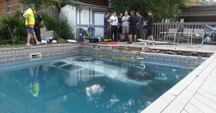 O soferita a ajuns de pe strada direct in piscina unui complex de apartamente. Cum a avut loc incidentul bizar O soferita a ajuns de pe strada direct in piscina unui complex de apartamente. Cum a avut loc incidentul bizar