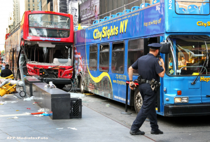 Doua autocare turistice s-au ciocnit in piata Times Square din New York. 14 persoane, ranite, dintre care 3 grav. FOTO Doua autocare turistice s-au ciocnit in piata Times Square din New York. 14 persoane, ranite, dintre care 3 grav. FOTO