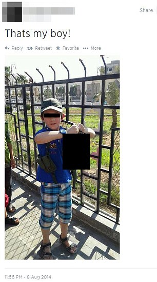 A postat pe Twitter fotografia cu fiul lui 7 ani tinand in mana capul retezat al unui soldat sirian. "Acesta e baiatul meu!" A postat pe Twitter fotografia cu fiul lui 7 ani tinand in mana capul retezat al unui soldat sirian. "Acesta e baiatul meu!"